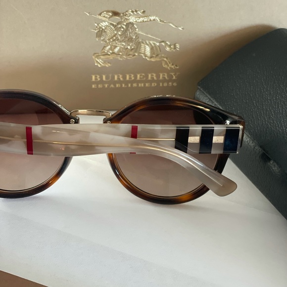 Burberry 50MM square sunglasses - Picture 5 of 6